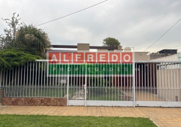 Casa con pileta, quincho y amplio jardin - Excelente ubicacion residencial
