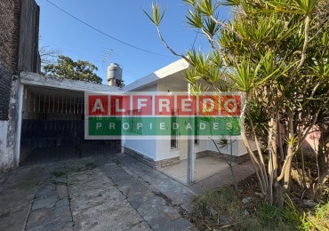 Casa Americana de 3 Ambientes con Cochera en Venta - A Metros de Av. Eva Peron, Moron Sur