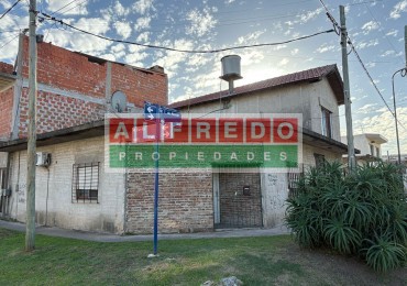 Casa en esquina con departamentos independientes en venta - Rafael Castillo